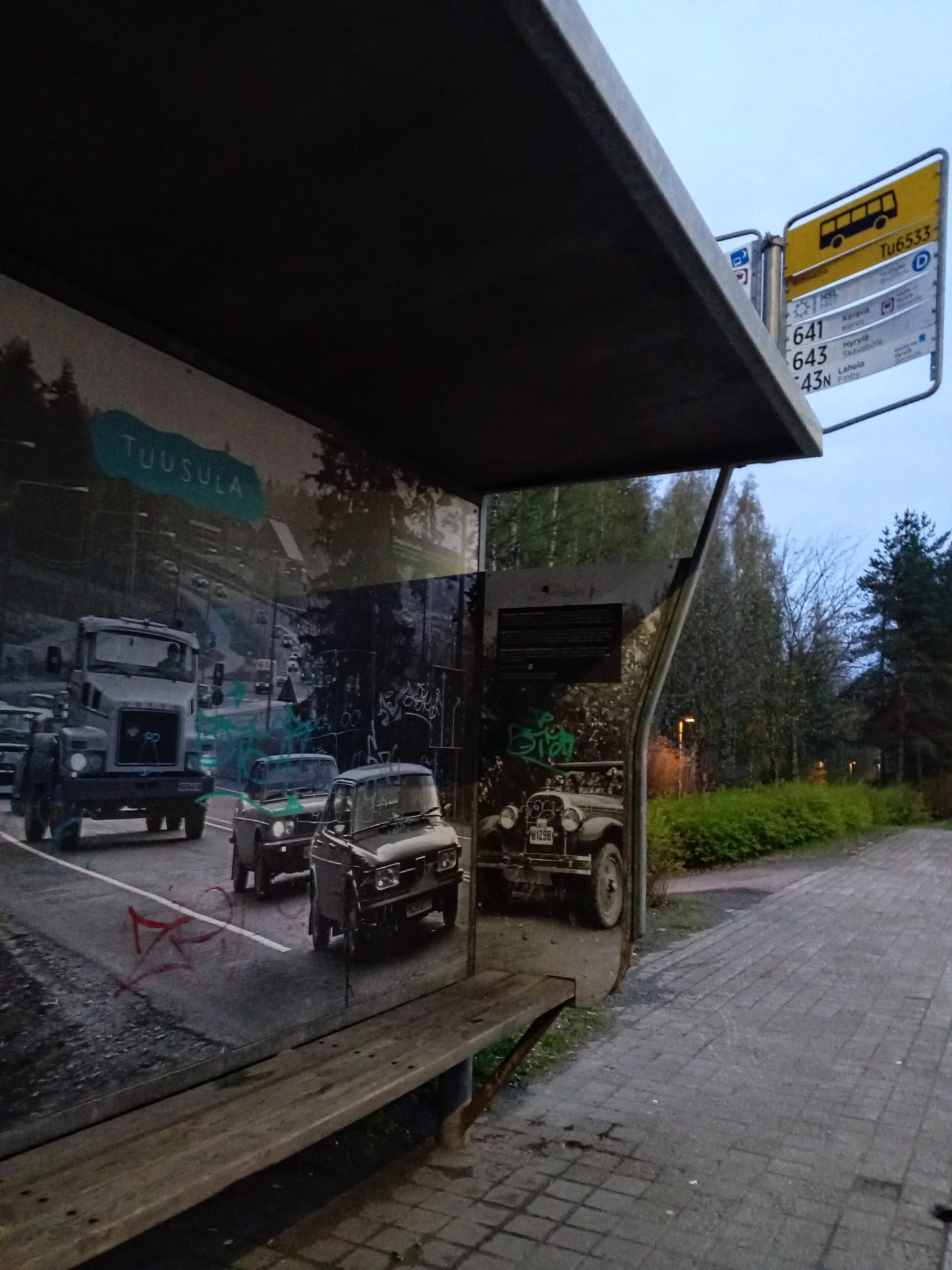 Graffitin ja historian kerroksia – pysäkki, jossa on elämää ja elettyä.